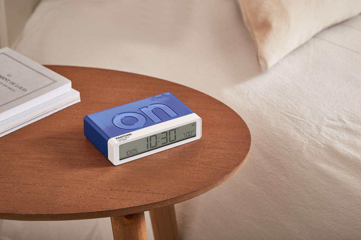 Lexon - Despertador FLIP Classic Pantone Blue - Image 2